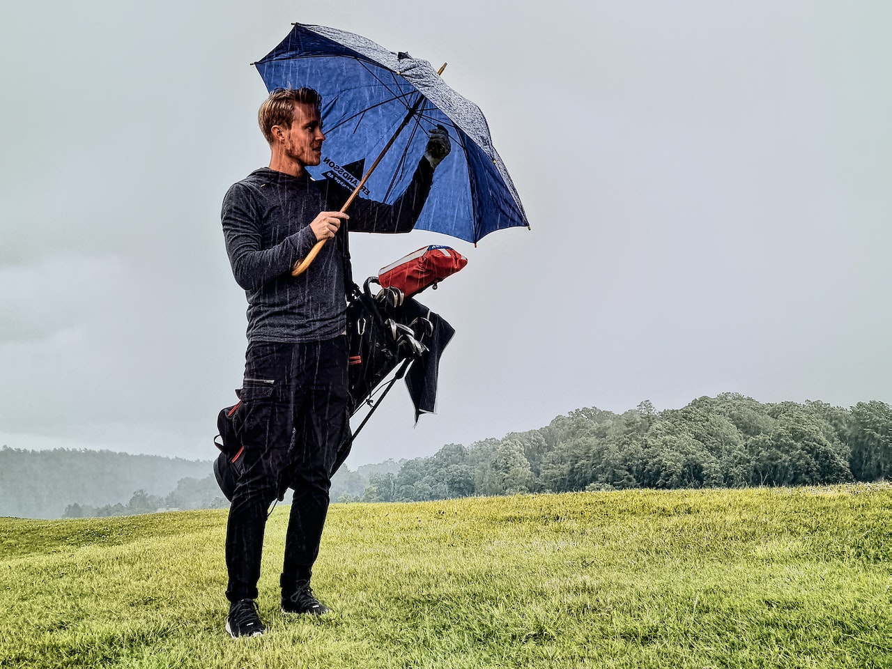 ゴルフ　雨　男性