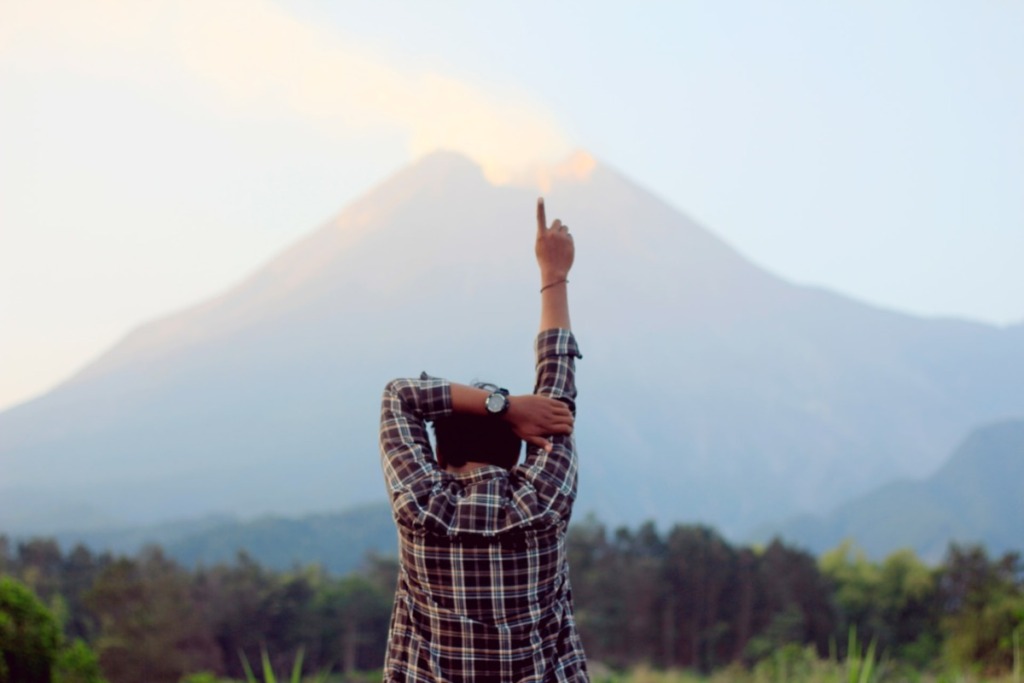 背景　山　人差し指　男性